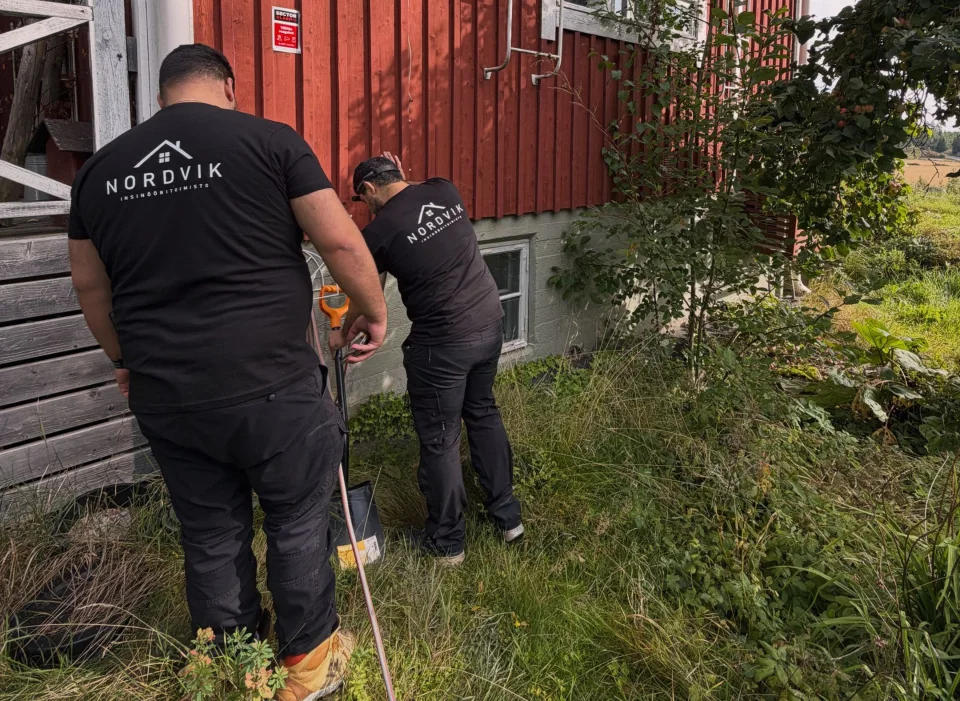 Nordvikin kuntotarkastajat tutkimassa rakennuksen ulkopuolisia rakenteita.